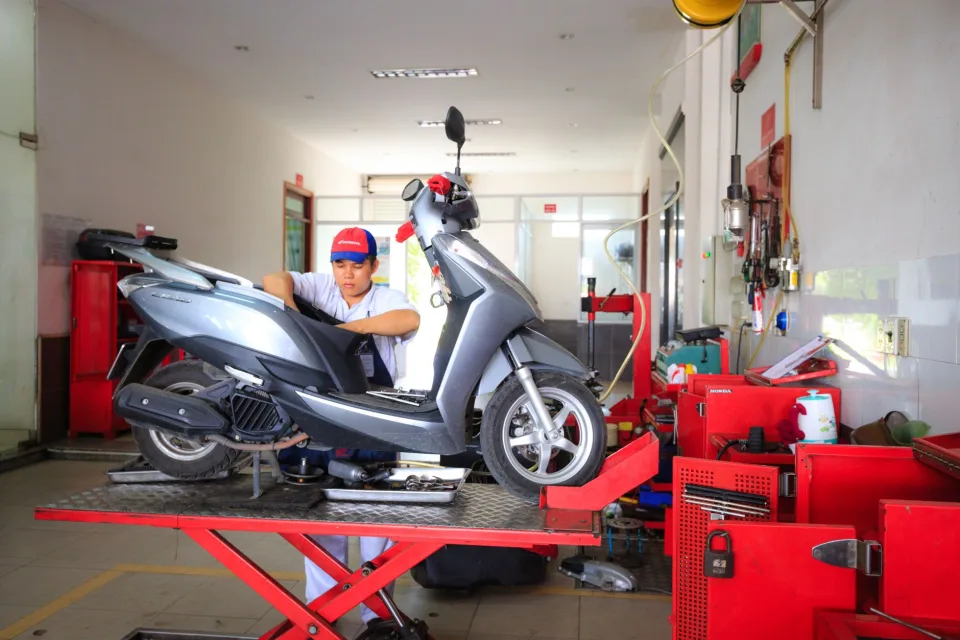 Thợ đang sửa xe cho khách